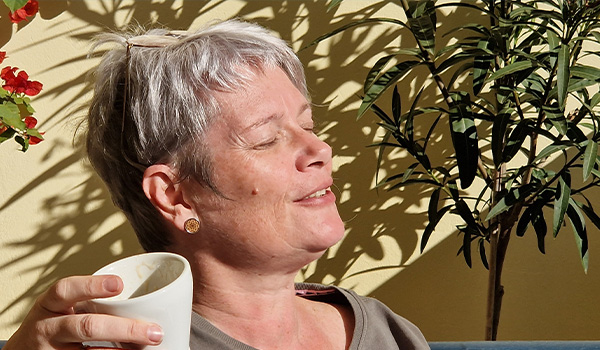 dore-doris-sonne-kaffee-hauswand-gelb-pflanze-600x350px