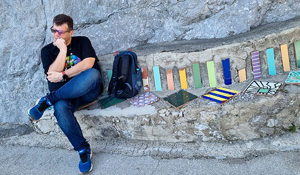 dore-reinhard-sitzen-fels-fliesen-kunst-600x350px