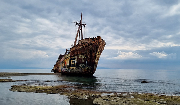 dore-schiff-rostig-bucht-wasser-himmel-600x350px